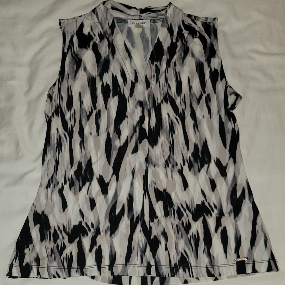 Calvin Klein Women's Black and White Patterned Sleeveless Top
